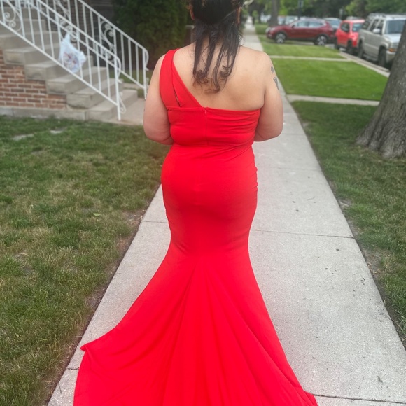 Red Gown - Picture 2 of 3